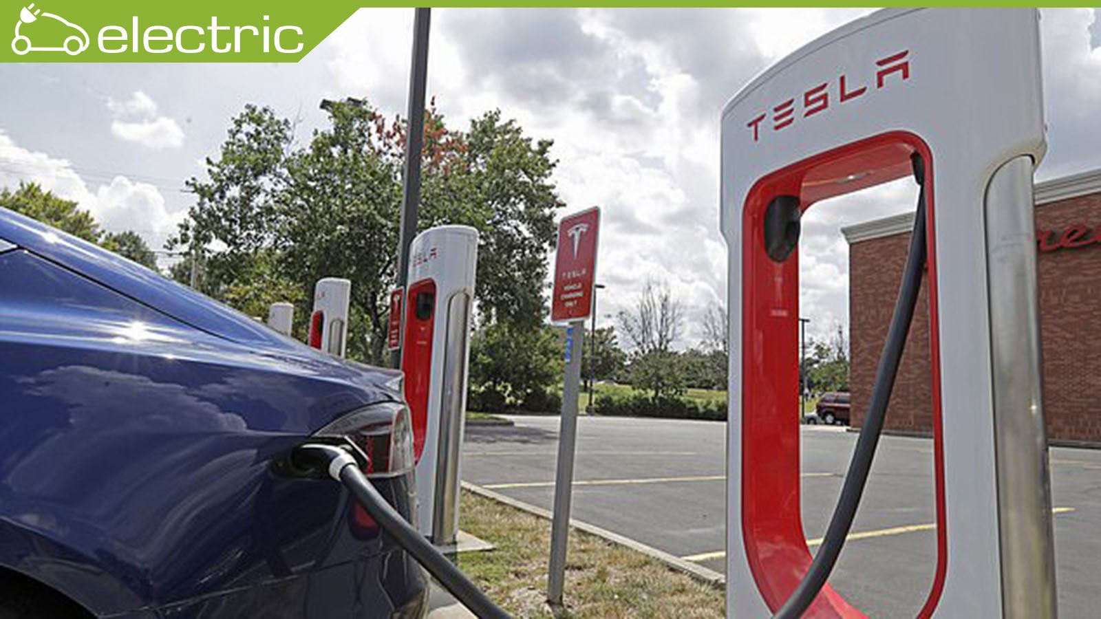 Διαθέσιμοι προς όλους οι ταχυφορτιστές της Tesla