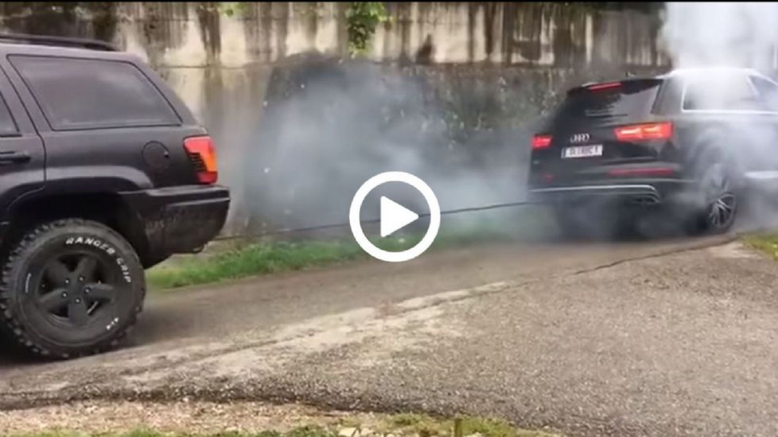 Αudi Q7 βγάζει βόλτα Jeep Grand Cherokee σαν σκυλάκι