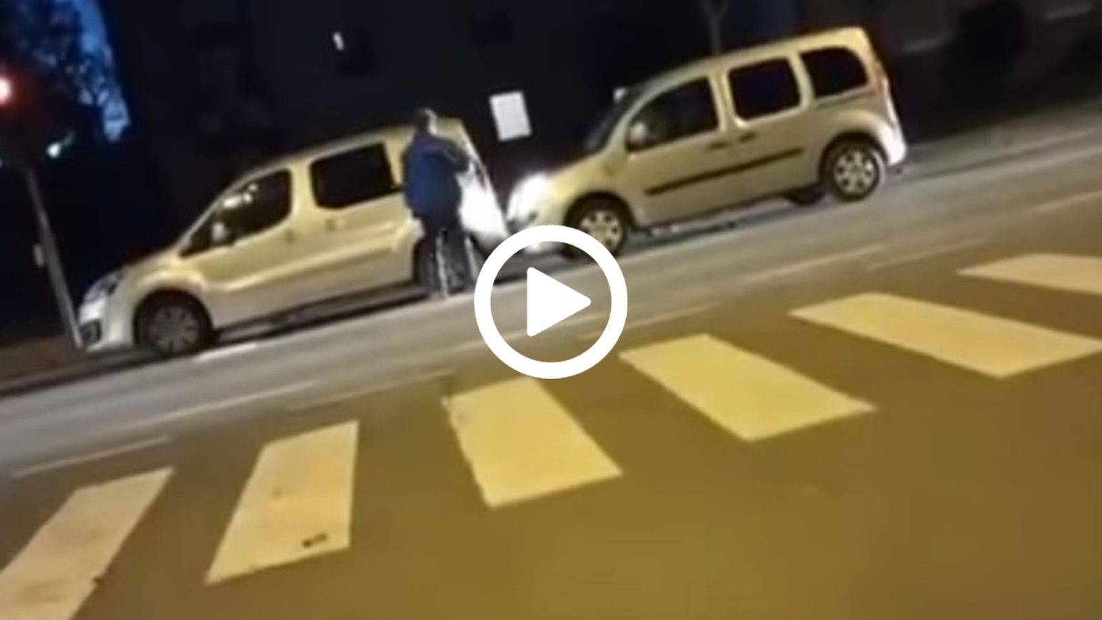 Τον χτυπά ξανά και ξανά ενώ περιμένει στο φανάρι!