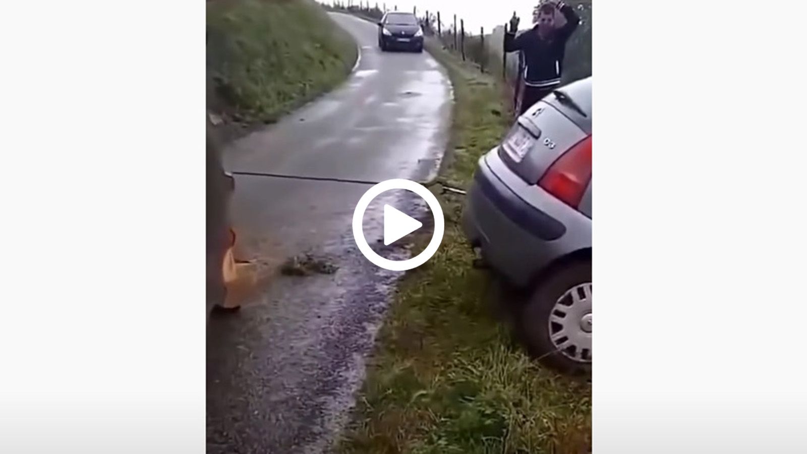 Πήγε να τραβήξει το C3 από το χαντάκι αλλά...