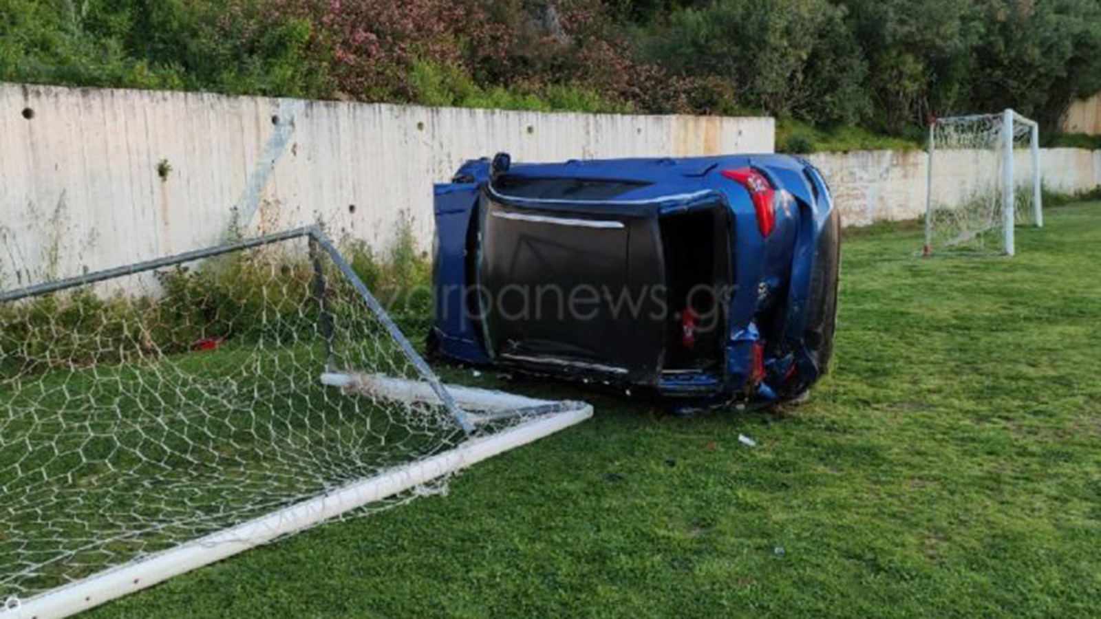 Χανιά: Αυτοκίνητο έπεσε μέσα σε γήπεδο