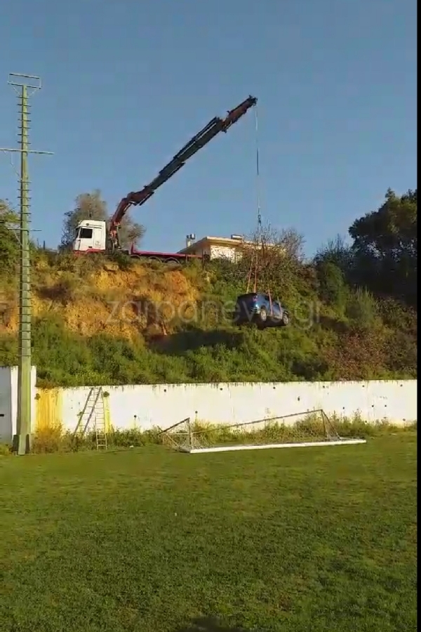 Χανιά: Αυτοκίνητο έπεσε μέσα σε γήπεδο