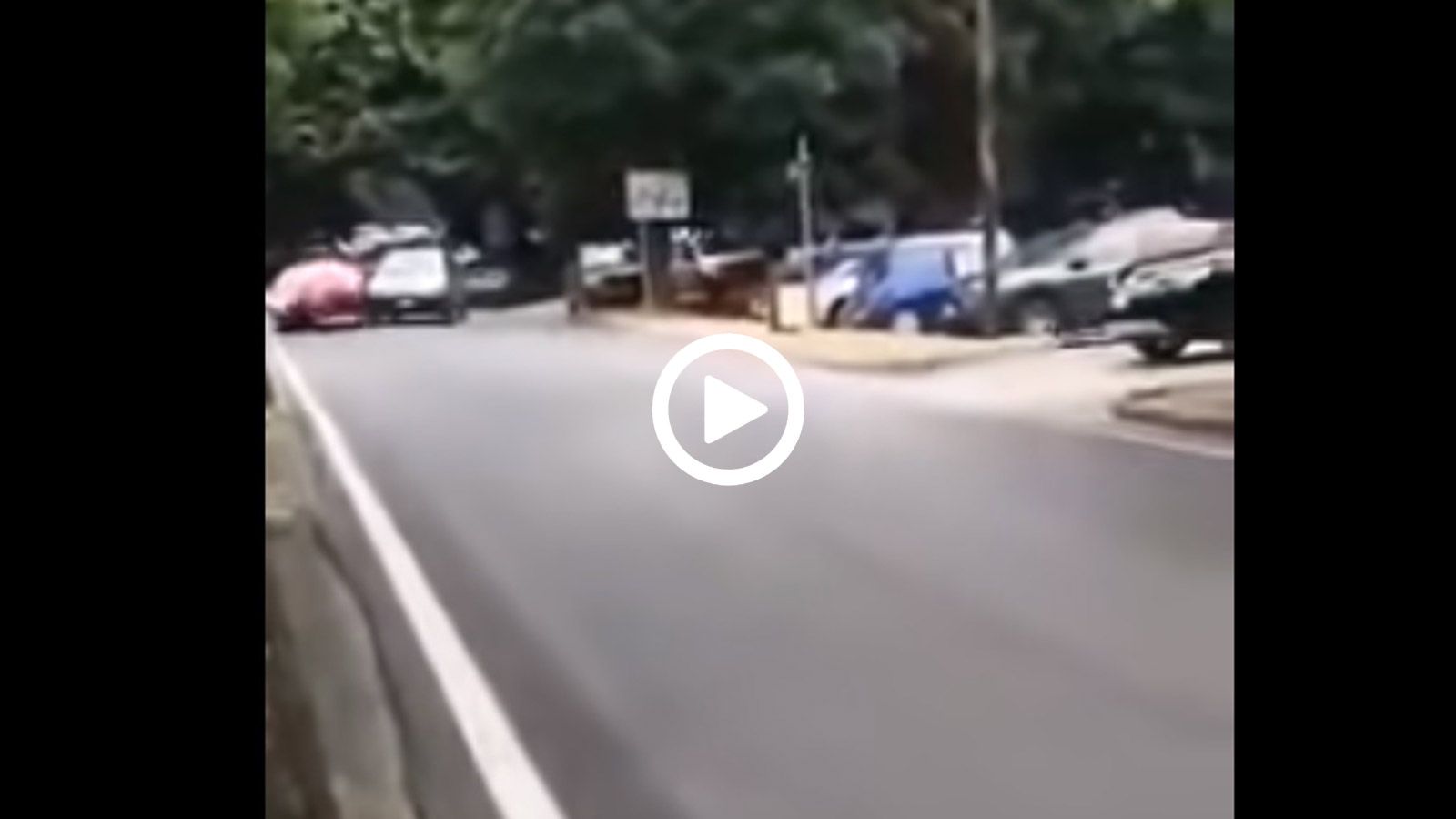 Renault Twingo «πετάγεται» από στενό & σκάει πάνω σε Ferrari 488 Pista
