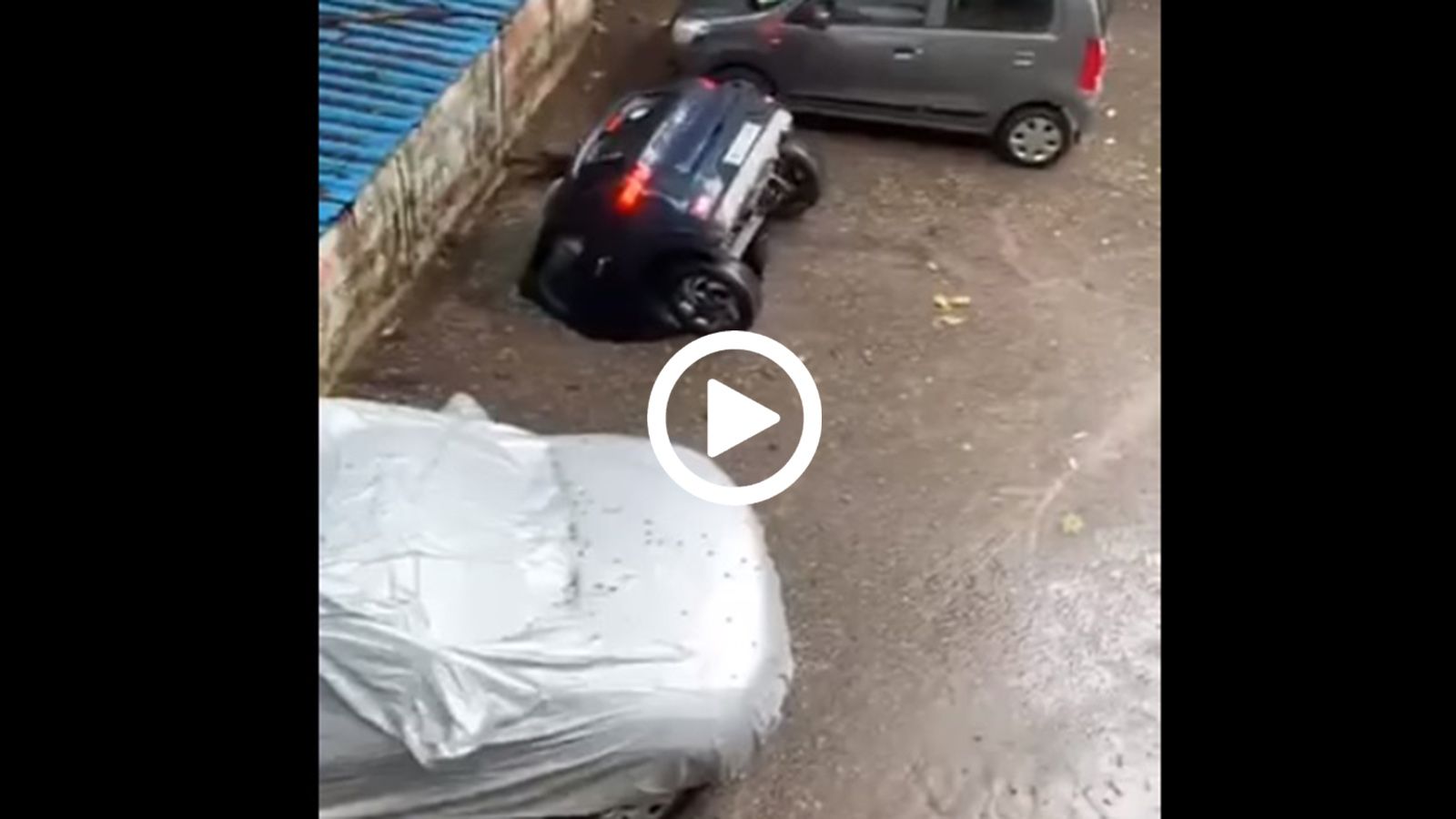 Τρύπα καταπίνει αυτοκίνητο... ολόκληρο!