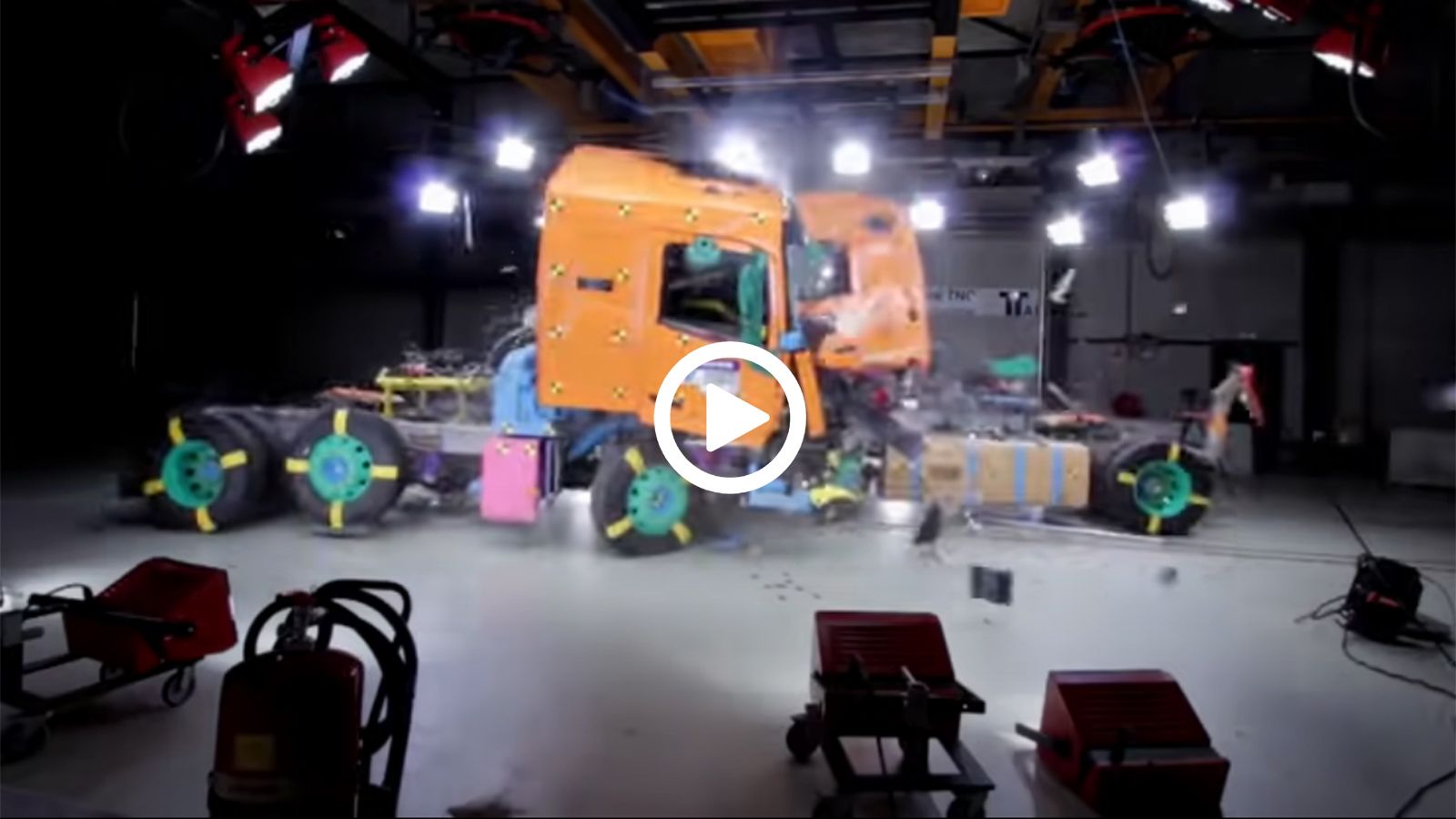 Πώς γίνονται τα crash-test των φορτηγών