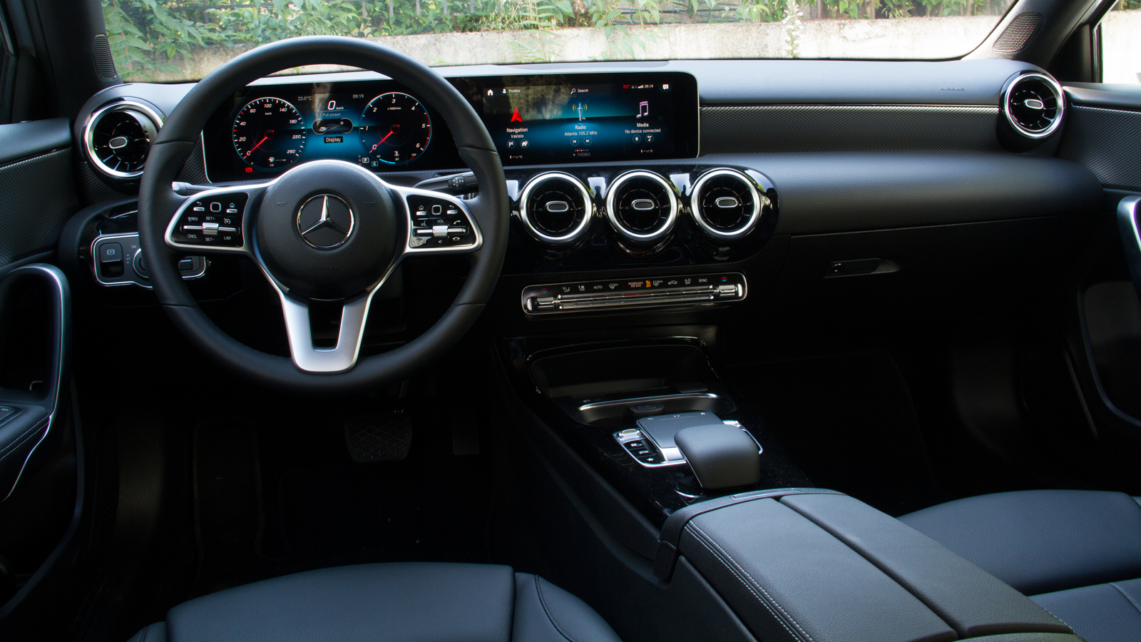 Η A-Class διαθέτει ένα hi-tech αέρα στο εσωτερικό της με το ψηφιακό πάνελ που σχηματίζουν οι δύο οθόνες, το touchpad στην κονσόλα και τα πλήκτρα αφής 