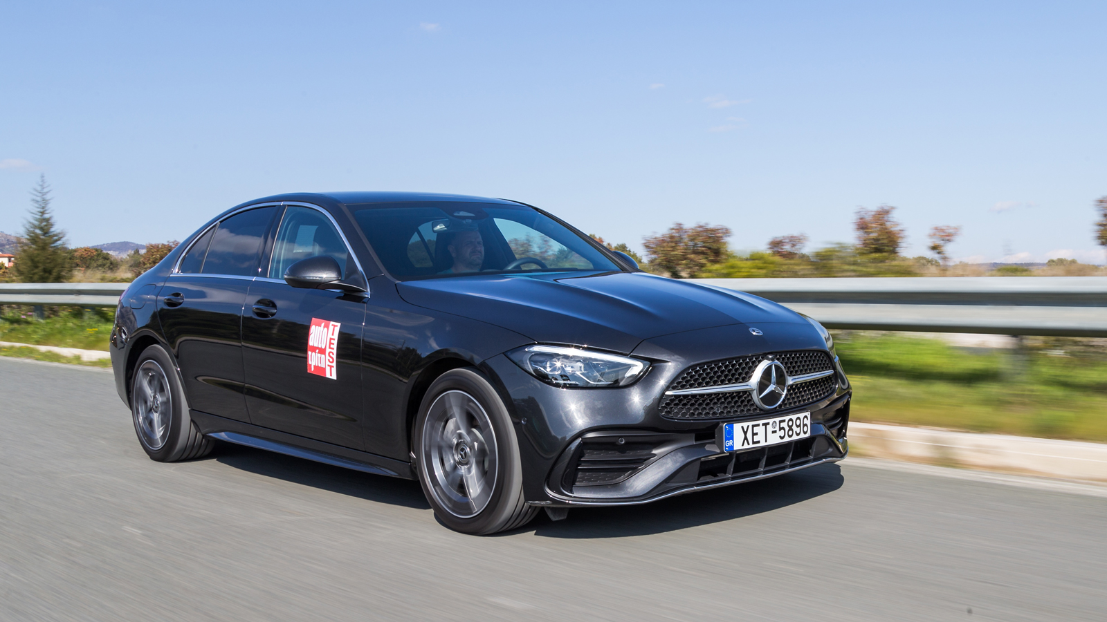H C-Class στην βενζινοκίνητη plug-in έκδοσή της αποδίδει 313 ίππους και το σημαντικό έχει πραγματική ηλεκτρική αυτονομία κοντά στα 100 χλμ., νούμερο δ