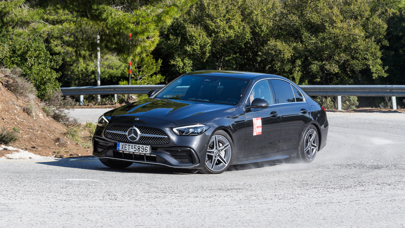 Η C-Class έχει μια ανάρτηση τόσο καλοκουρδισμένη που δεν νιώθεις το επιπλέον βάρος και κάνει τους όχι και τόσο καλοφτιαγμένους δρόμους να θυμίζουν ευρ
