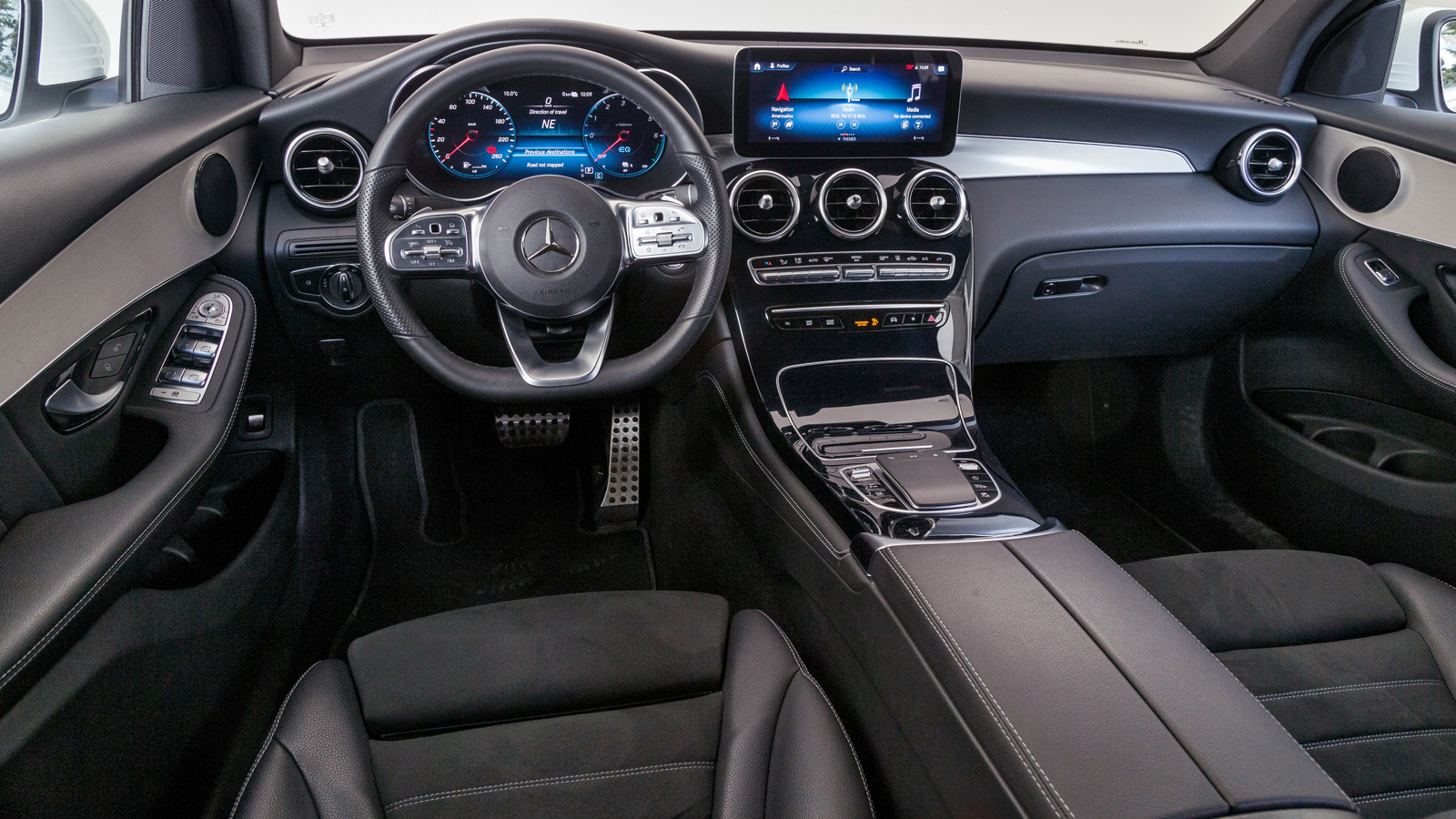 Το εσωτερικό της GLC Coupe είναι μοντέρνο σε σχεδίαση και βέβαια άκρως ποιοτικό. Η ποιότητα κατασκευής και ο τεχνολογικός προσανατολισμός με τις digit