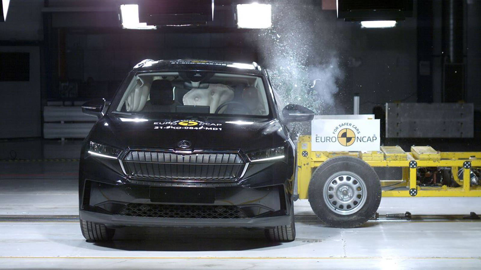 Ο στάνταρ κεντρικός αερόσακος του Skoda Enyaq iV αποτρέπει τους τραυματισμούς από σύγκρουση μεταξύ των επιβατών, ενώ και η προστασία των ζωτικών σημεί