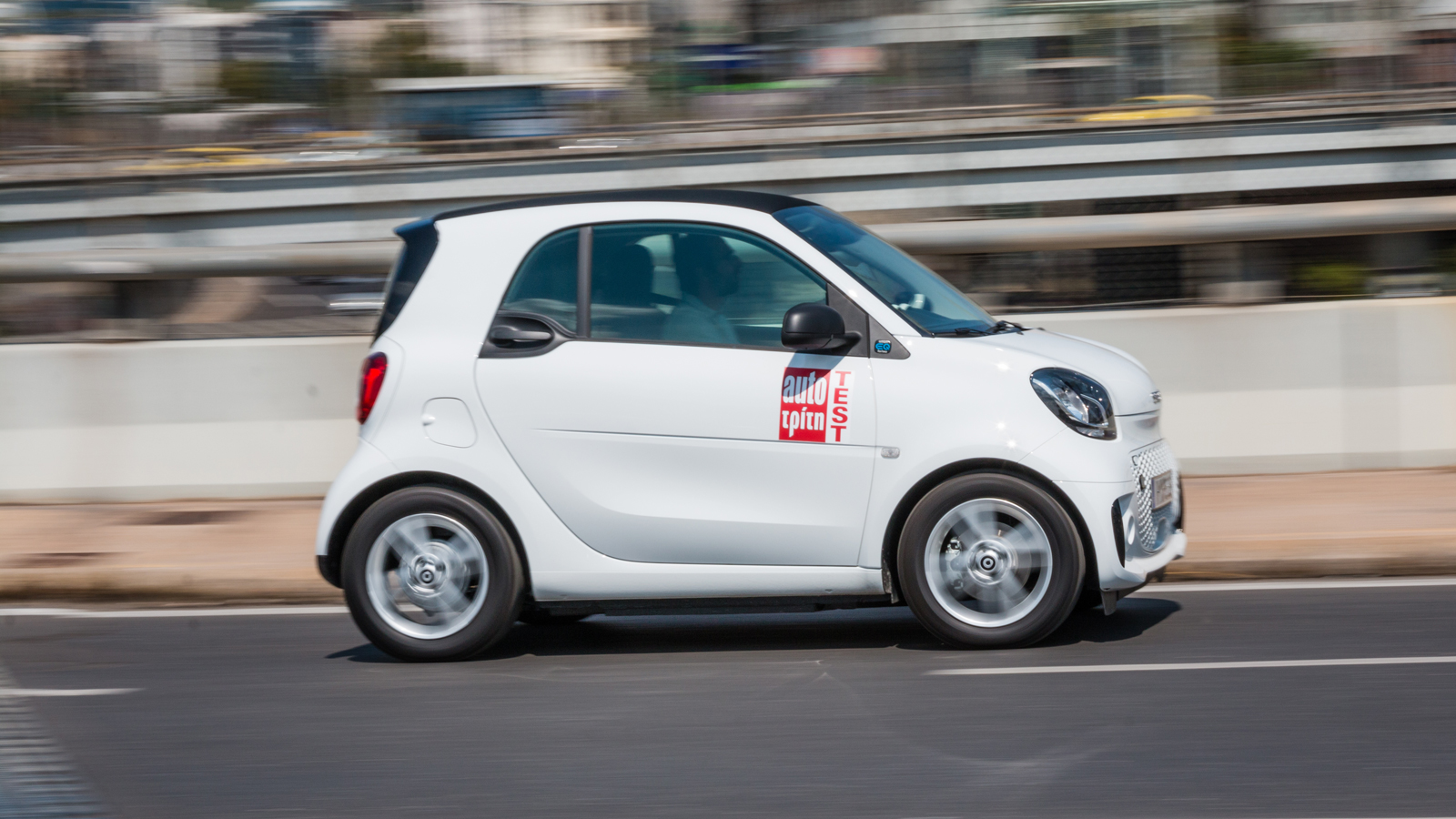 Η μικρότερης χωρητικότητας μπαταρία του smart EQ φορτίζει μέσα σε 6 ώρες σε οικιακή πρίζα σούκο, επομένως στο 8ωρο της δουλειάς ο «ανεφοδιασμός» ολοκλ