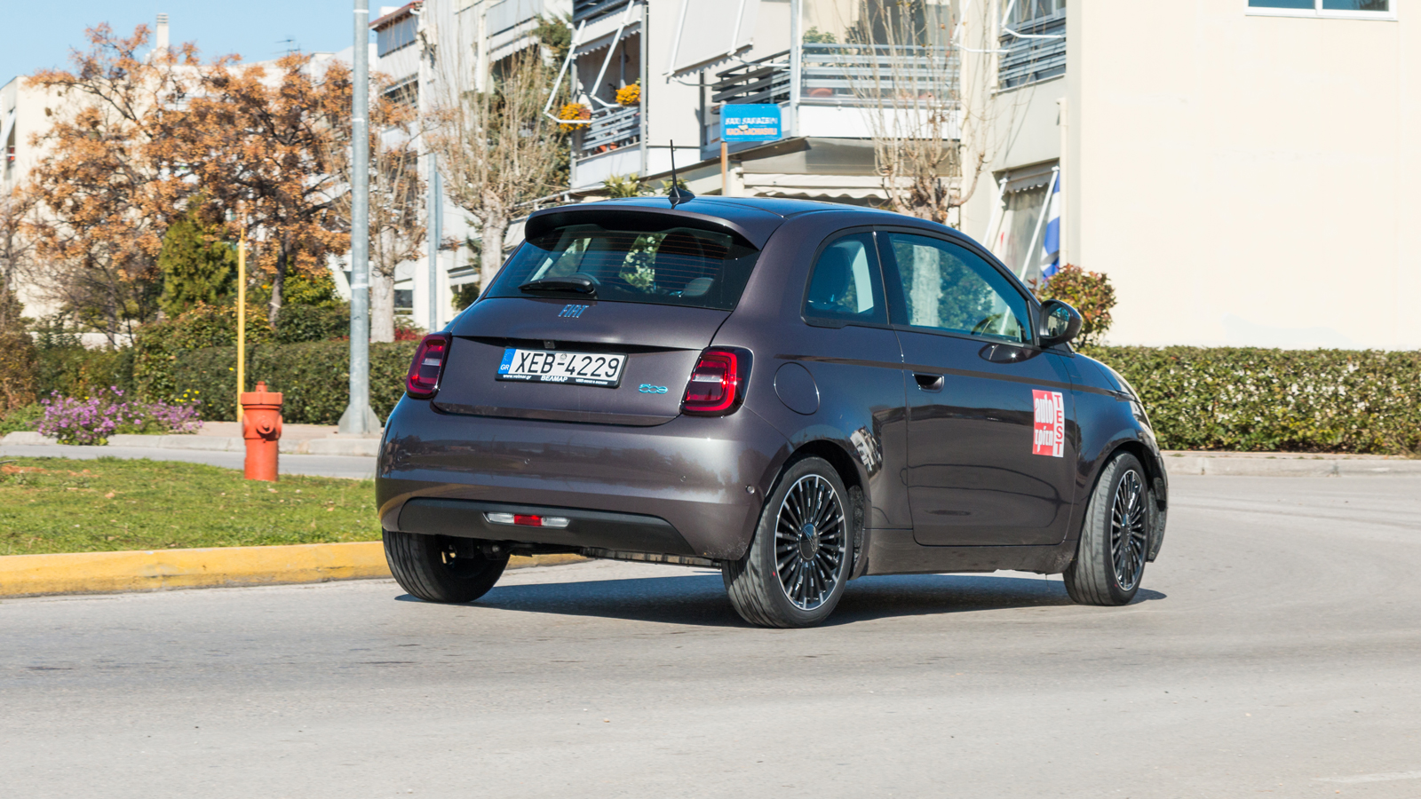 Σε κάθε έκδοσή του το Fiat 500e προβάλλει τη δυναμικότητά του μέσω του σφιχτού set-up της ανάρτησης και του σωστού ζυγίσματος του αμαξώματος (52-48 εμ