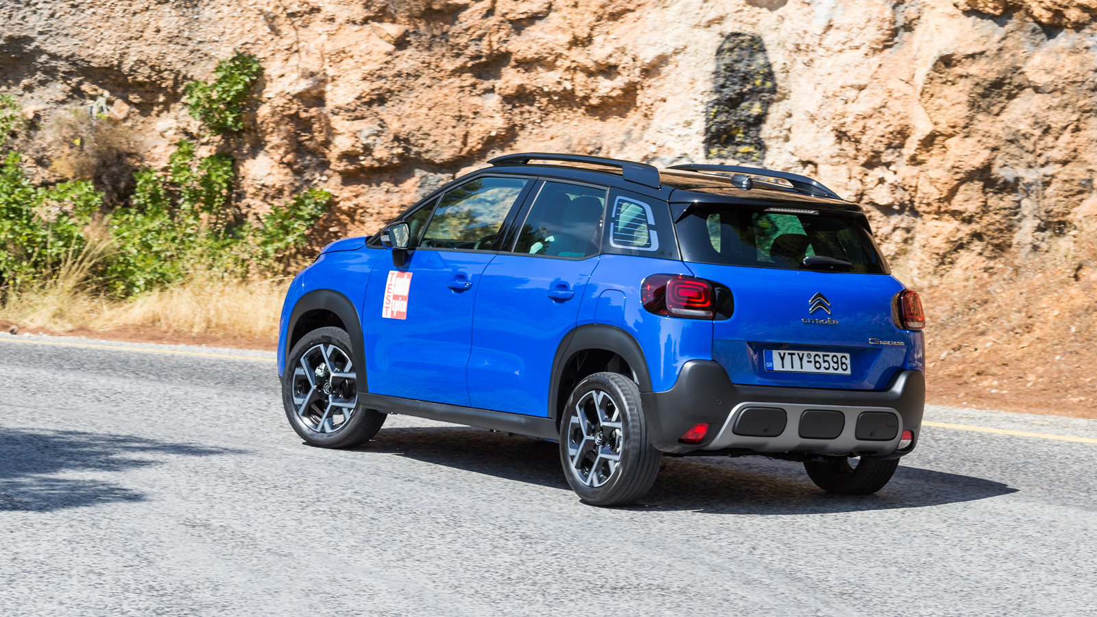 Το C3 Aircross τα καταφέρνει καλύτερα στον τομέα της άνεσης και συνολικά είναι πιο ήσυχο, χάρη στο μαλακό set up της ανάρτησης και τις μεγάλες διαδρομ