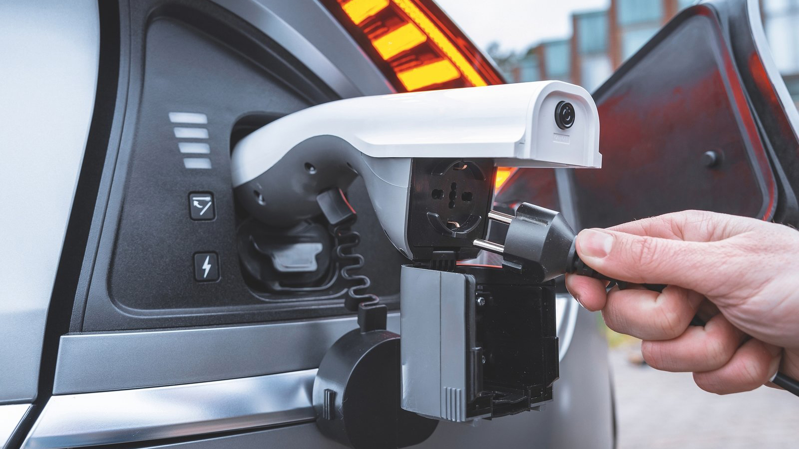 Το Kia EV6 φέρει την τεχνολογία vehicle-to-load, όντας έτσι ικανό να τροφοδοτήσει με ρεύμα ηλεκτρικές συσκευές μέχρι 3,6 kW ή να φορτίσει ένα ηλεκτρικ