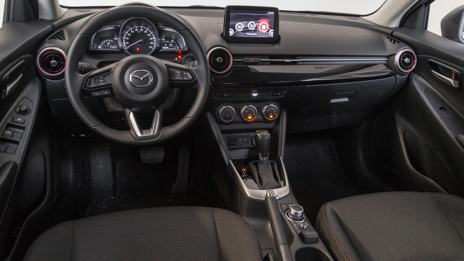 Στο κομμάτι ποιότητας υλικών υπερτερεί το Mazda2, όπου τα εξαιρετικά δομημένα και συναρμολογημένα πάνω στο ταμπλό σκληρά υλικά συναποτελούν μία συμπαγ