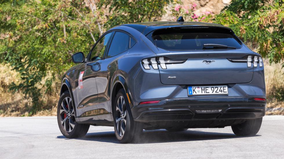 Ακόμα και υπό πίεση, η Mustang Mach-E είναι το ηλεκτρικό SUV που χαίρεσαι να οδηγείς μιας και είναι απολαυστικό όσο σχεδόν και τα συμβατικά σπορ μοντέ