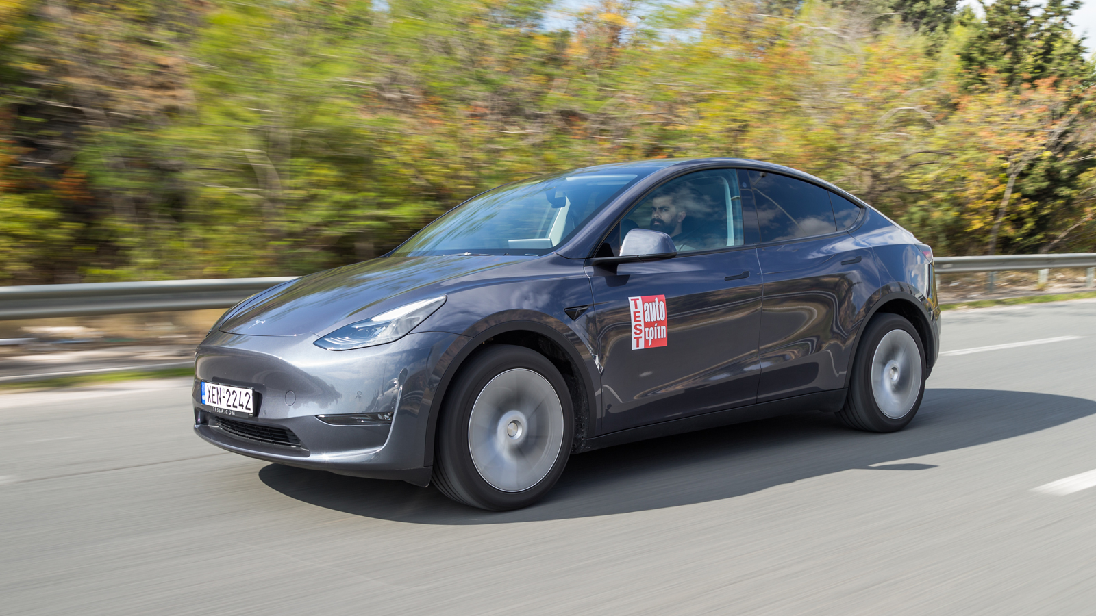 Η σιλουέτα του Tesla Model Y χαρακτηρίζεται από την απλότητα και θυμίζει εν πολλοίς εκείνη του Model 3, αλλά με μεγαλύτερες διαστάσεις προς όλες τις κ