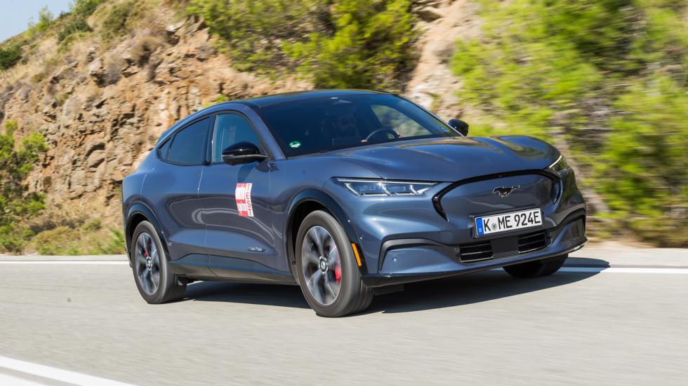 Η ηλεκτρική Ford Mustang Mach-E συνδυάζει μοναδικά δύο διαφορετικούς κόσμους: Από τη μια είναι οι αναλογίες και οι σχεδιαστικές λεπτομέρειες που θυμίζ