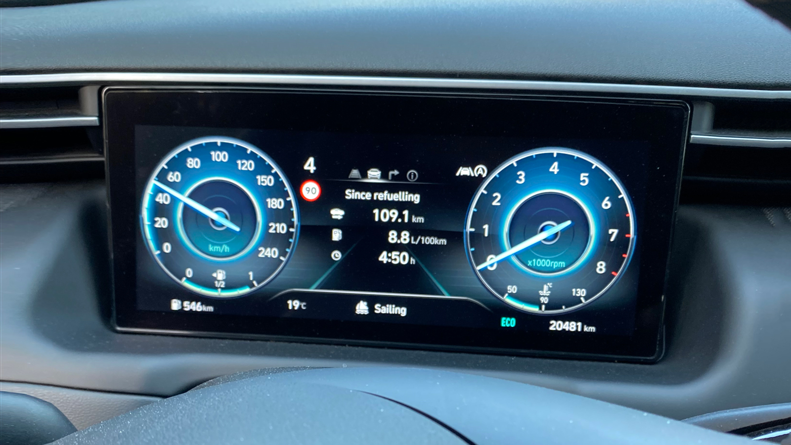 Στα μοντέλα της Hyundai με το χειροκίνητο κιβώτιο iMT στη λειτουργία eco ο κινητήρας μπορεί να σβήσει εν κινήσει χωρίς να χρειαστεί να βάλουμε νεκρά. 