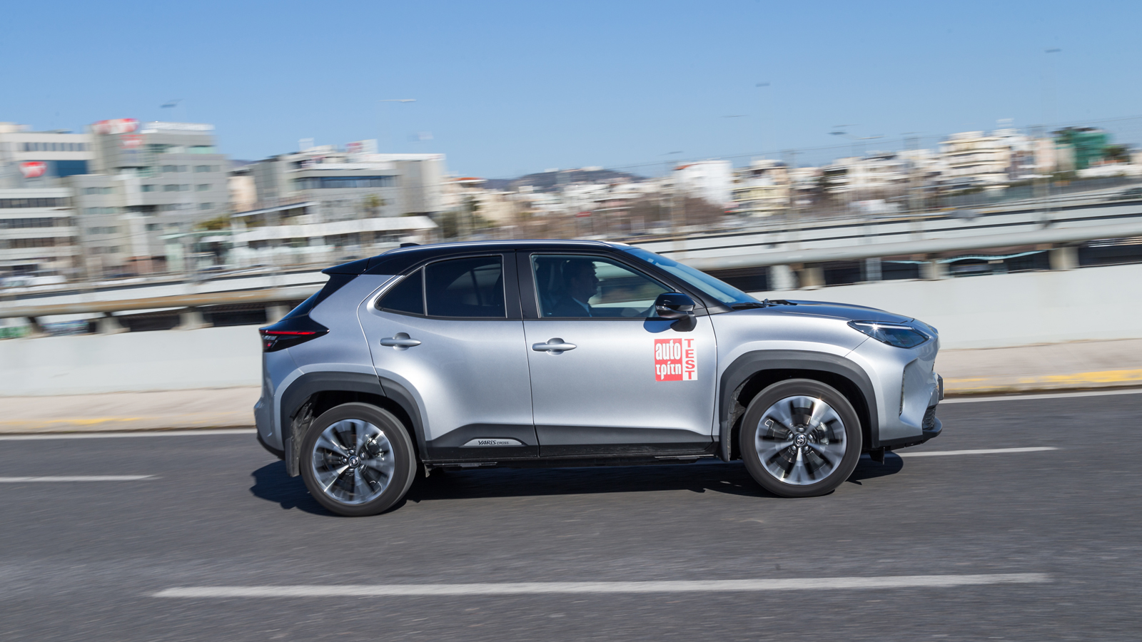 Το Toyota Yaris Cross εφοδιάζεται με τον γνωστό 1.500άρη ατμοσφαιρικό κινητήρα των 125 ίππων που αποδεικνύεται απόλυτα εστιασμένος στην καθημερινότητα
