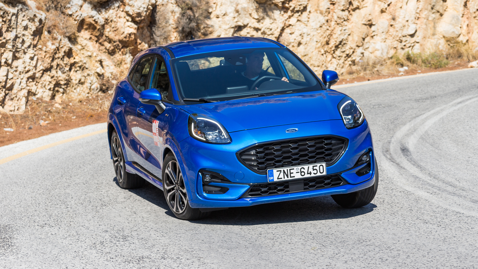 Το Ford Puma είναι εντυπωσιακό αισθητικά, με έντονες καμπύλες, φαρδιούς ώμους και μπροστά φανάρια τοποθετημένα ψηλά θυμίζοντας μέχρι και… Porsch