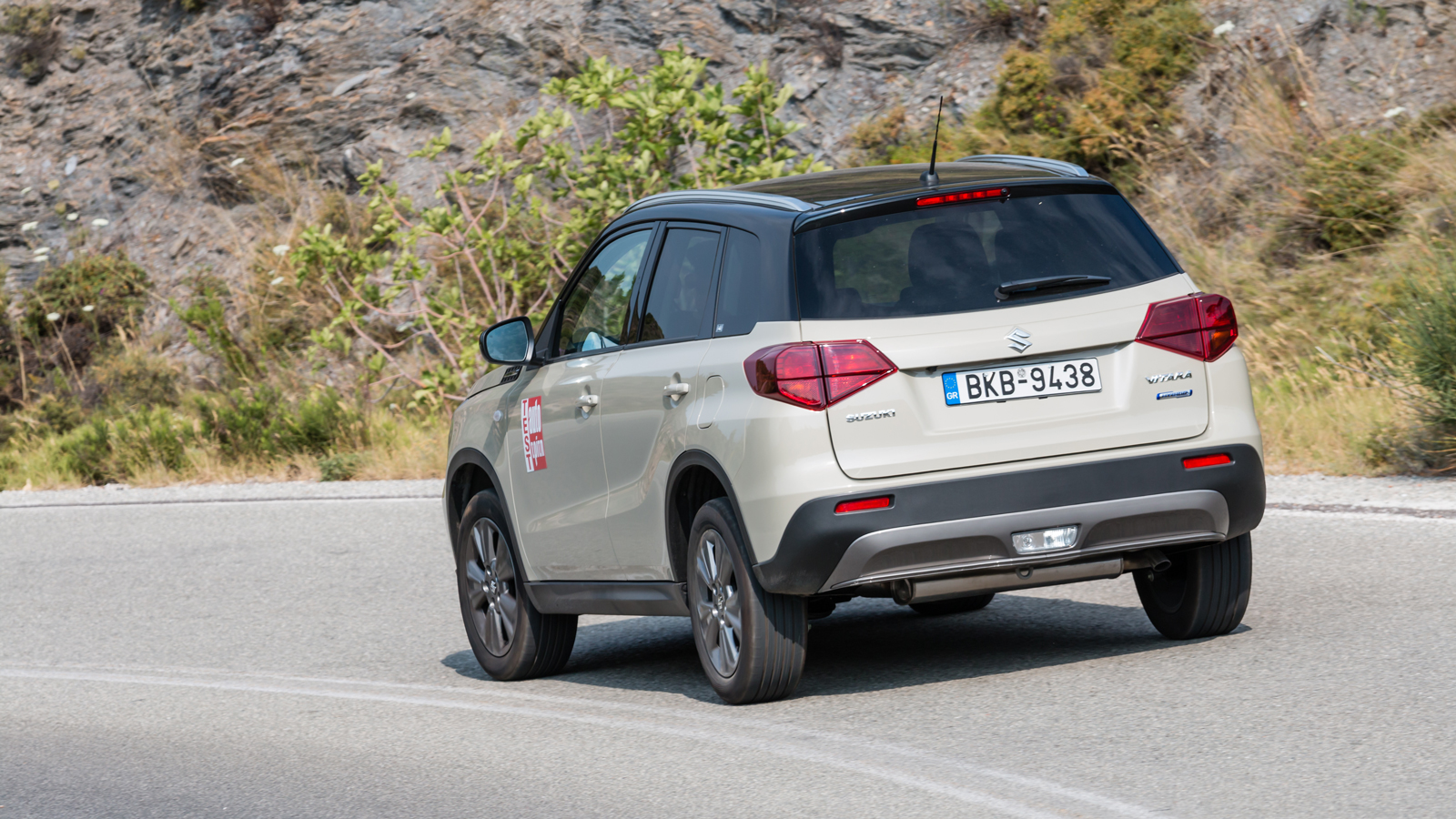 Η μαλακή ανάρτηση του Vitara κάνει αρκετά καλά τη δουλειά της απέναντι στις ανωμαλίες του δρόμου, ωστόσο σε πιο πιεστικούς ρυθμούς δεν συγκρατεί τις κ