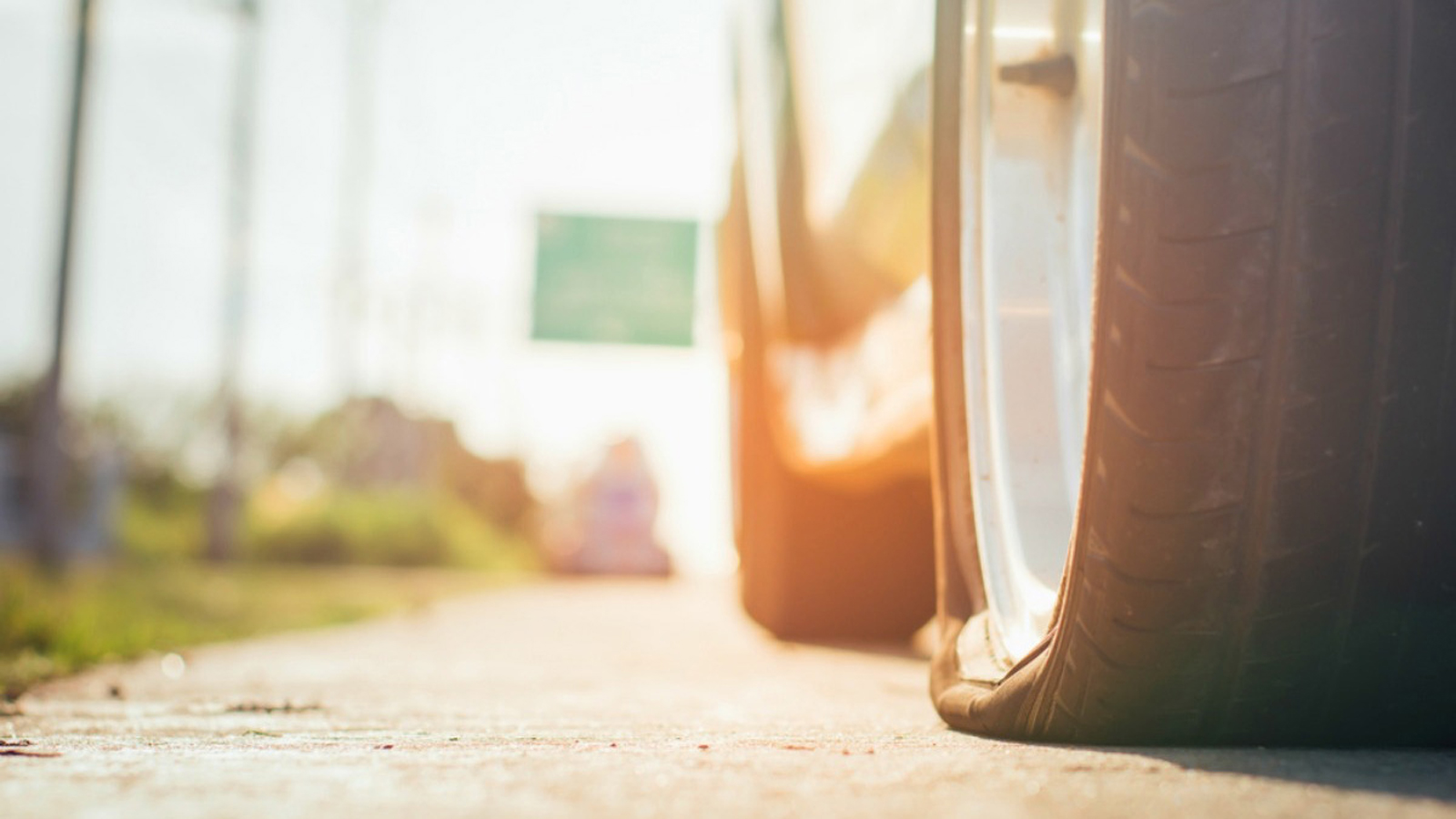 Το πιο σημαντικό σε περίπτωση που το λάστιχο σκάσει και συνειδητοποιήσεις πως το όχημα βγαίνει από την πορεία του, είναι να παραμείνεις ψύχραιμος, να 