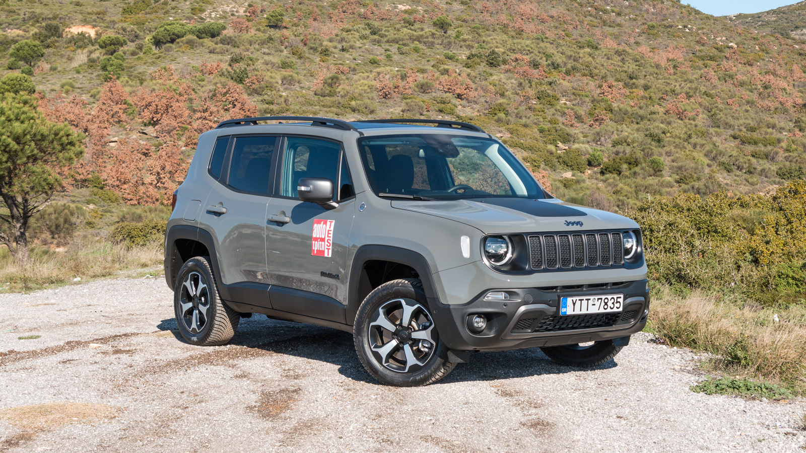 Σχεδιαστικά, το Jeep Renegade διακρίνεται για τον τετραγωνισμένο αισθητικό χαρακτήρα του με σημείο αναφοράς την κλασική εμπρός μάσκα με τις 7 κάθετες 