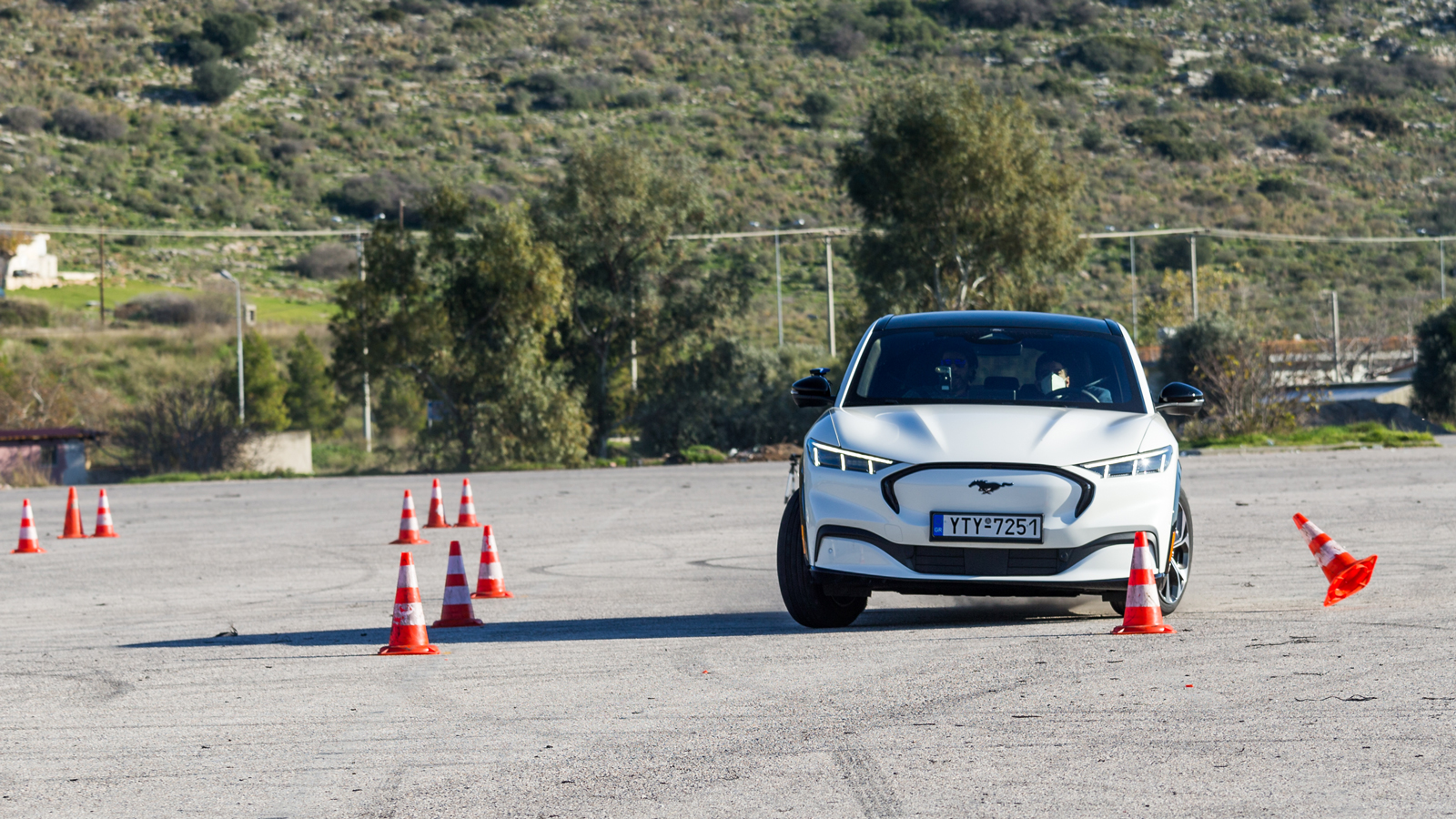 Αρκετά πάνω από το όριο η Mustang αρχικά υπερστρέφει και έπειτα δυσκολεύεται να ξαναμπεί στην λωρίδα. Κοντά στο όριο γλιστράει πιο «σταδιακά» χάρη στο