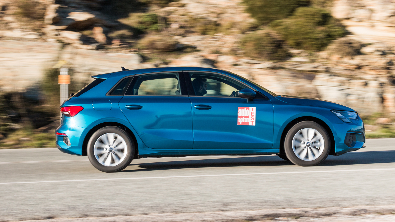 Οι επιδόσεις του Audi A3 SB 30 TFSI είναι απόλυτα ικανοποιητικές χάρη και στο εξαιρετικό αυτόματο κιβώτιο διπλού συμπλέκτη. Η ήπια υβριδική τεχνολογία