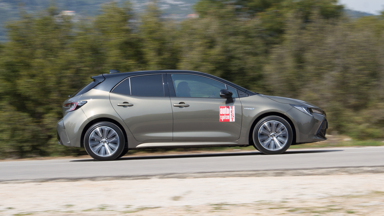 Το αυτοφορτιζόμενο, full υβριδικό σύστημα της Toyota Corolla μπορεί να μην προσφέρει top επιδόσεις, εξασφαλίζει όμως κορυφαία οικονομία στην κατανάλωσ