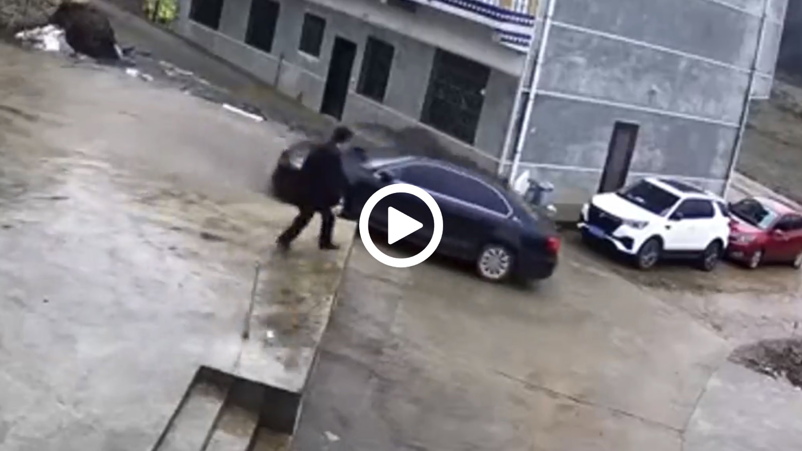Ξέχασε το χειρόφρενο και το ΙΧ έπεσε σε γκρεμό! 