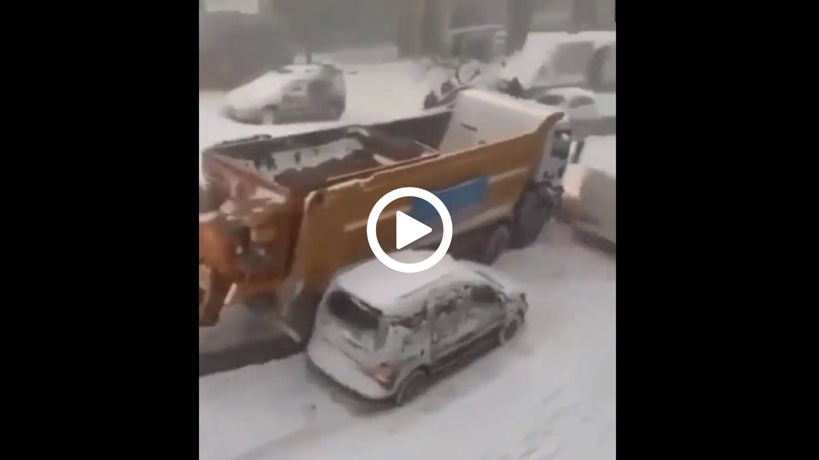 Εκχιονιστικό καθαρίζει χιόνι και... αμάξια 