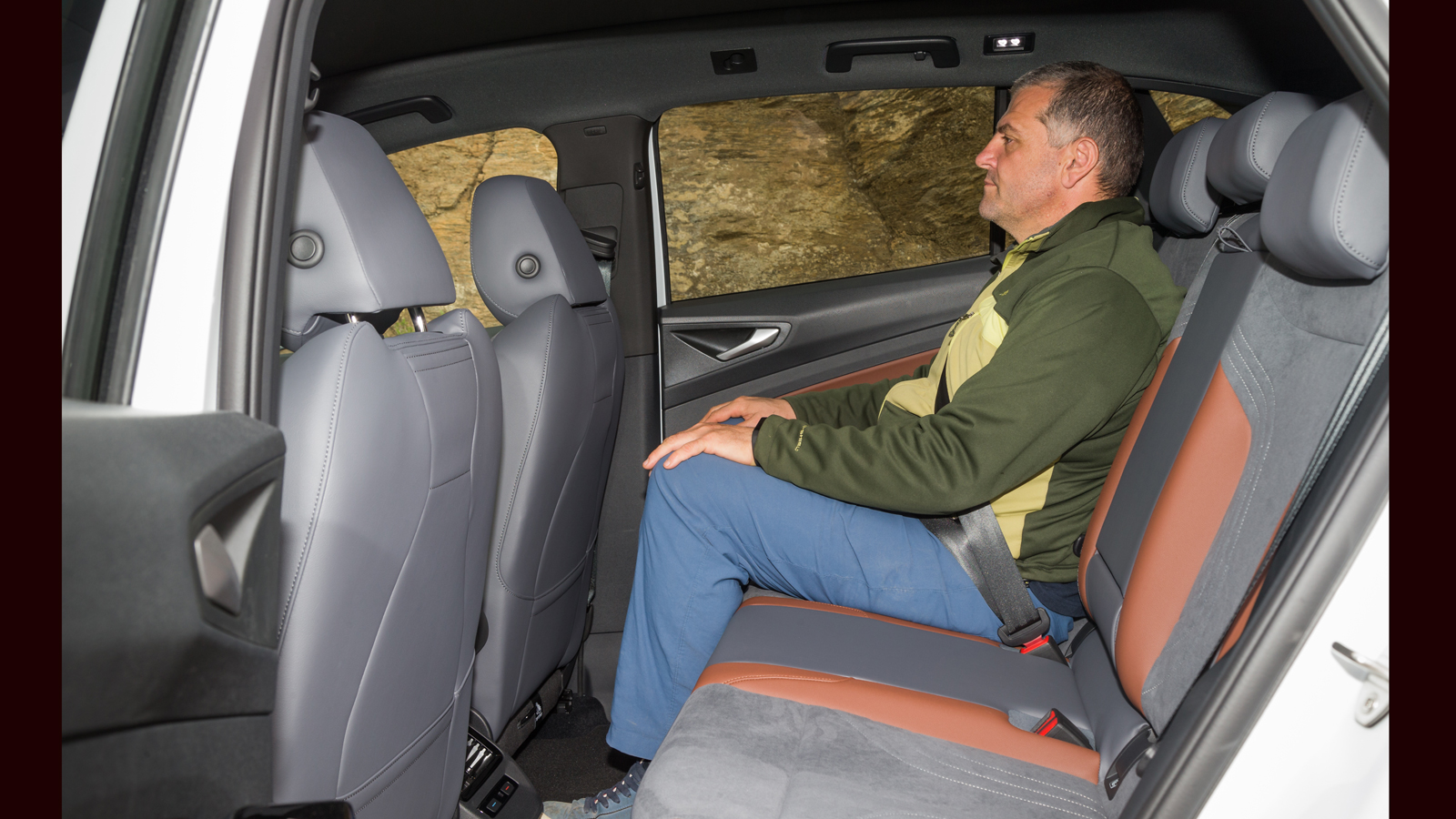 Η ευρυχωρία είναι ένα από τα ανταγωνιστικά πλεονεκτήματα του VW ID.4. Σύμφωνα με τις μετρήσεις μας, ο αέρας για τα γόνατα των πίσω επιβατών είναι στα 