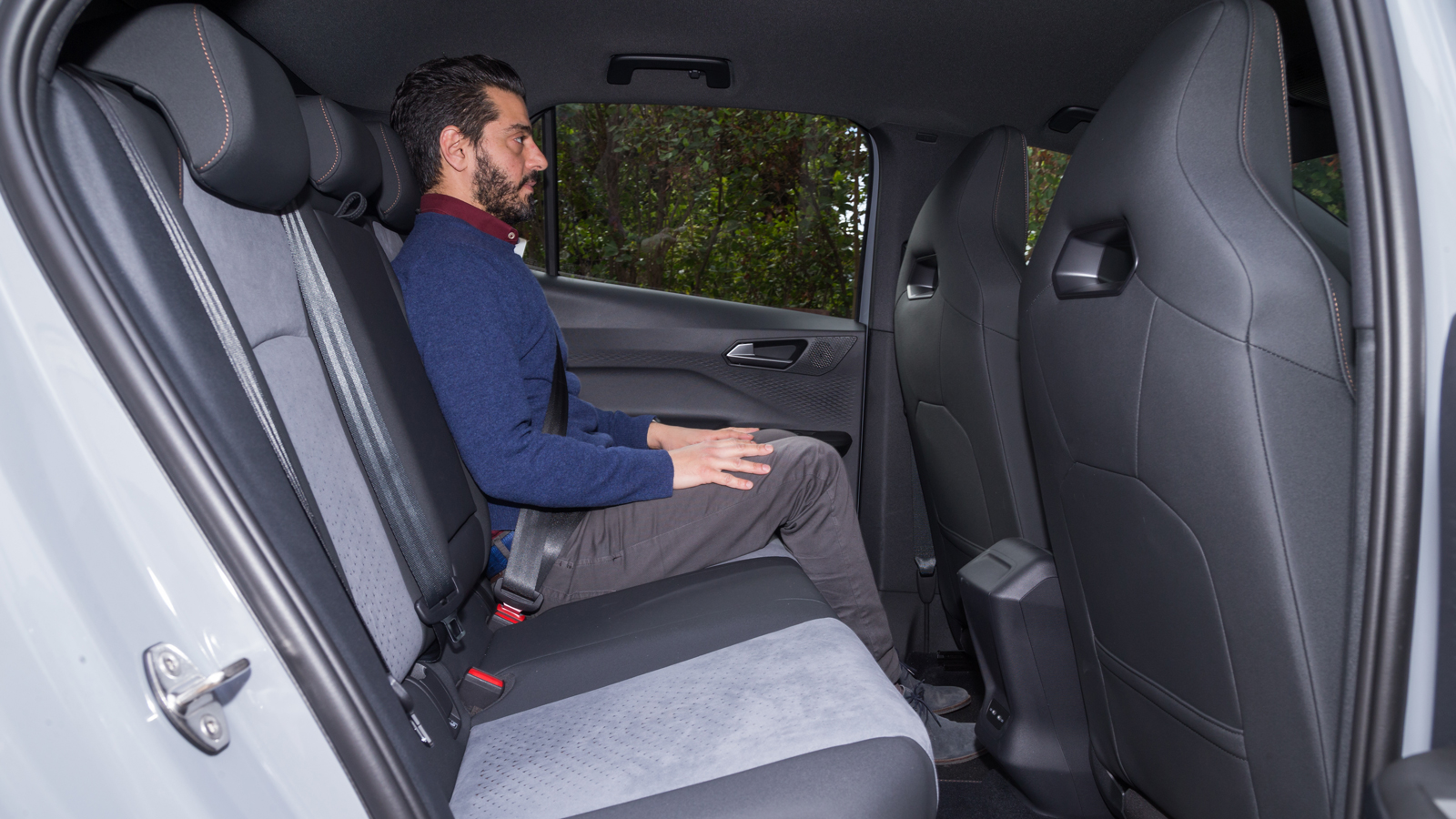 Το μεταξόνιο μεσαίας κατηγορίας (2.766 χλστ) και η απουσία κεντρικού τούνελ συντέλεσαν στην διαμόρφωση μιας ευρύχωρης καμπίνας, ικανής να φιλοξενήσει 