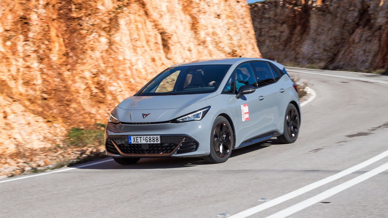 Απόλυτα ικανοποιητική είναι η άνεση της ανάρτησης, με πολλαπλούς συνδέσμους πίσω, η οποία θα περάσει τις ανωμαλίες χωρίς να θορυβεί ή να φέρνει κραδασ