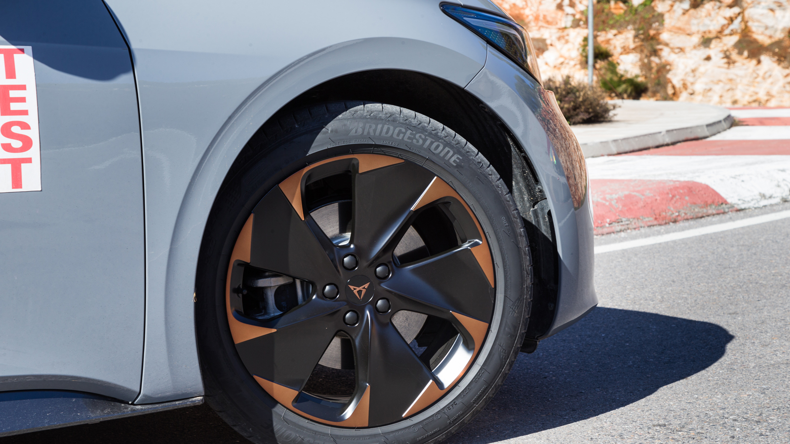 Το ανάγλυφο και γραμμωμένο καπό,  τα αιχμηρά και λεπτά  LED φώτα, οι  μεγάλοι και εντυπωσιακής σχεδίασης τροχοί (19 ιντσών στο μοντέλο δοκιμής), η μεγ