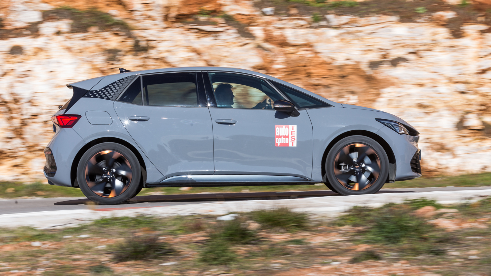 Η μπαταρία των 58 kWh δίνει ενέργεια σε έναν ηλεκτροκινητήρα με ισχύ 204 PS και ροπή 310 Nm. Στην πράξη το Born είναι φουριόζικο και επιταχύνει ακαρια