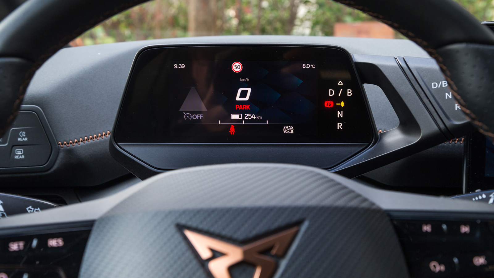 Ο ψηφιακός πίνακας οργάνων 5,3ΆΆ εδράζει πάνω στο τιμόνι και μετακινείται μαζί του, ενώ προσαρτημένος στην οθόνη-πίνακα είναι ο επιλογέας του κιβωτίου