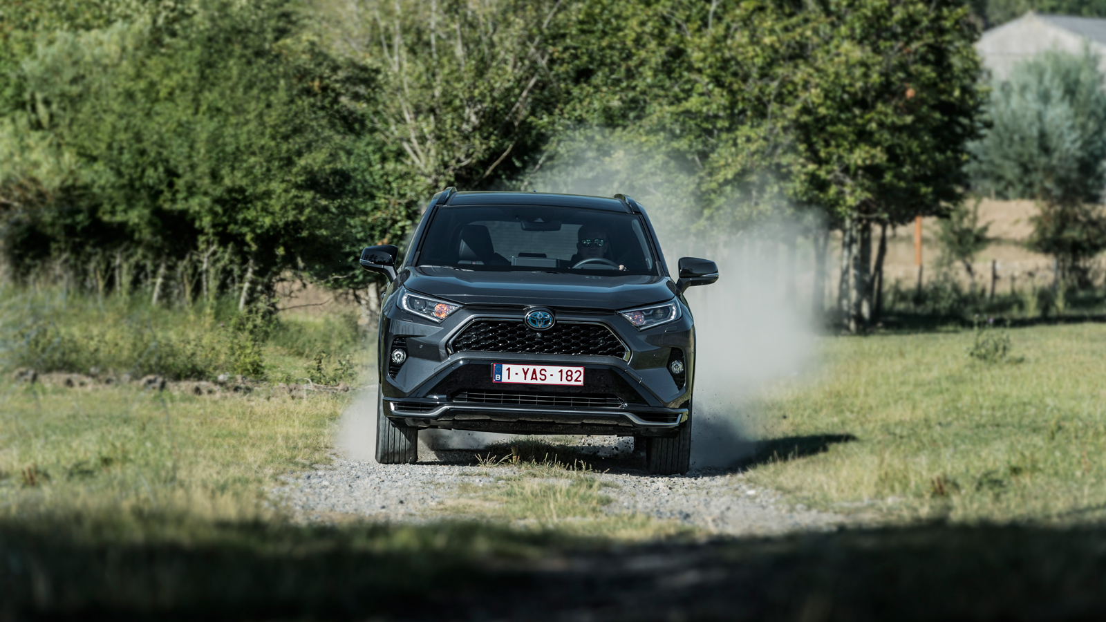 Το Plug-in υβριδικό RAV4 απολαμβάνει στάνταρ τετρακίνηση AWD-i και Trail λειτουργία για «κλείδωμα» της 4κίνησης ή επιλεκτικό φρενάρισμα του τροχού με 