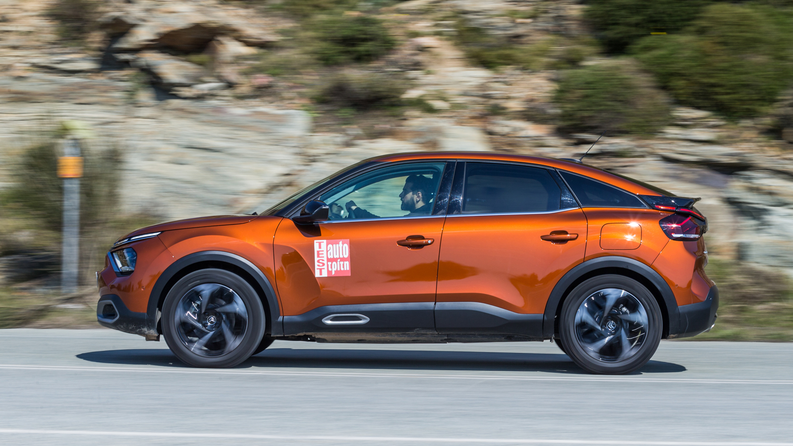 Η Citroen εξοπλίζει το C4 C-Cross με τον 1,2 PureTech απόδοσης 100 ίππων, το οποίο σύμφωνα με την εταιρεία είναι πιο οικονομικό στην κατανάλωση (5,6 λ