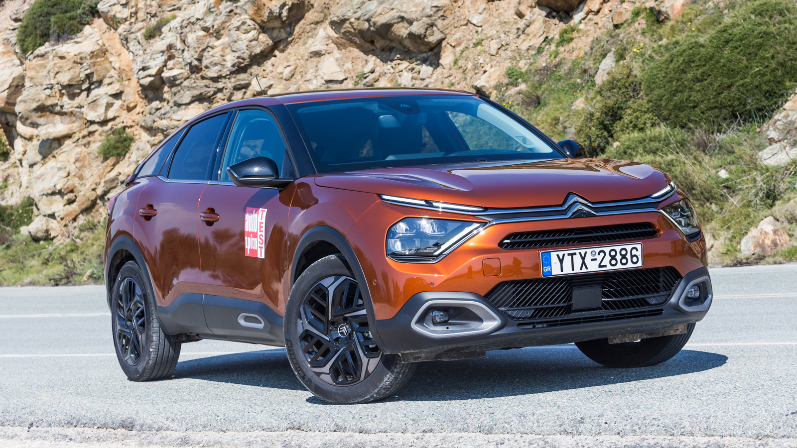 Στο C4 C-Cross ξεχωρίζει η μοντέρνα πίσω coupe οροφή και το κομψό design ενός μικρομεσαίου sedan, αναλογίες οι οποίες παντρεύονται ιδανικά και δημιουρ