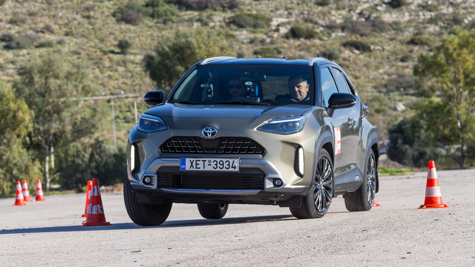 Το υβριδικό Toyota Yaris Cross κατάφερε στα 73 χλμ./ώρα να παραμείνει εντός πορείας και να εκτελέσει την δοκιμή αποφυγής κινδύνου χωρίς να αγχώσει οδη