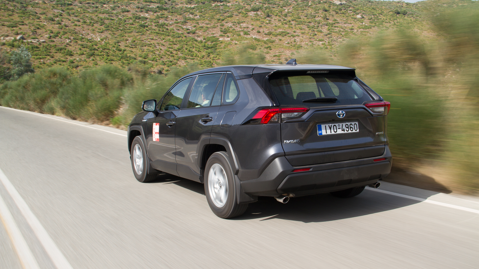 Οι μεγάλες διαδρομές της ανάρτησης σε συνδυασμό με τα υψηλού προφίλ ασφάλτινα ελαστικά έχουν τον ισοπεδωτικό και αθόρυβο τρόπο να καταπίνουν τις λακκο