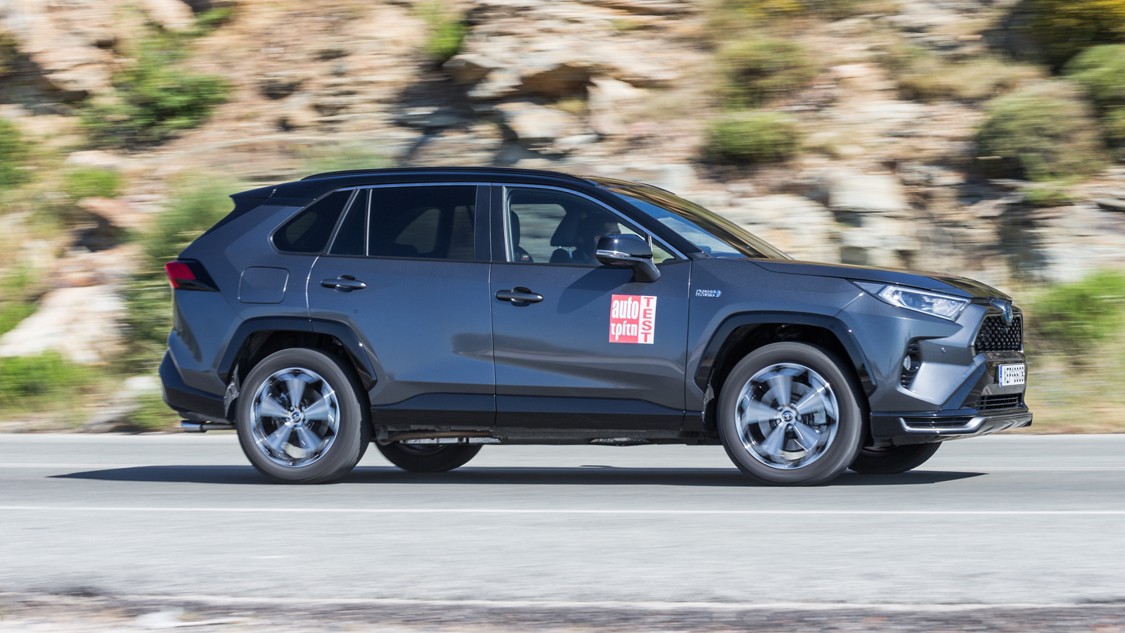 PHEV: Με μια πλήρη φόρτιση και επιλεγμένη την ECO λειτουργία είναι εφικτό να κάνετε πάνω από 60-65 χλμ. μόνο με ρεύμα., δηλαδή όλες τις καθημερινές με