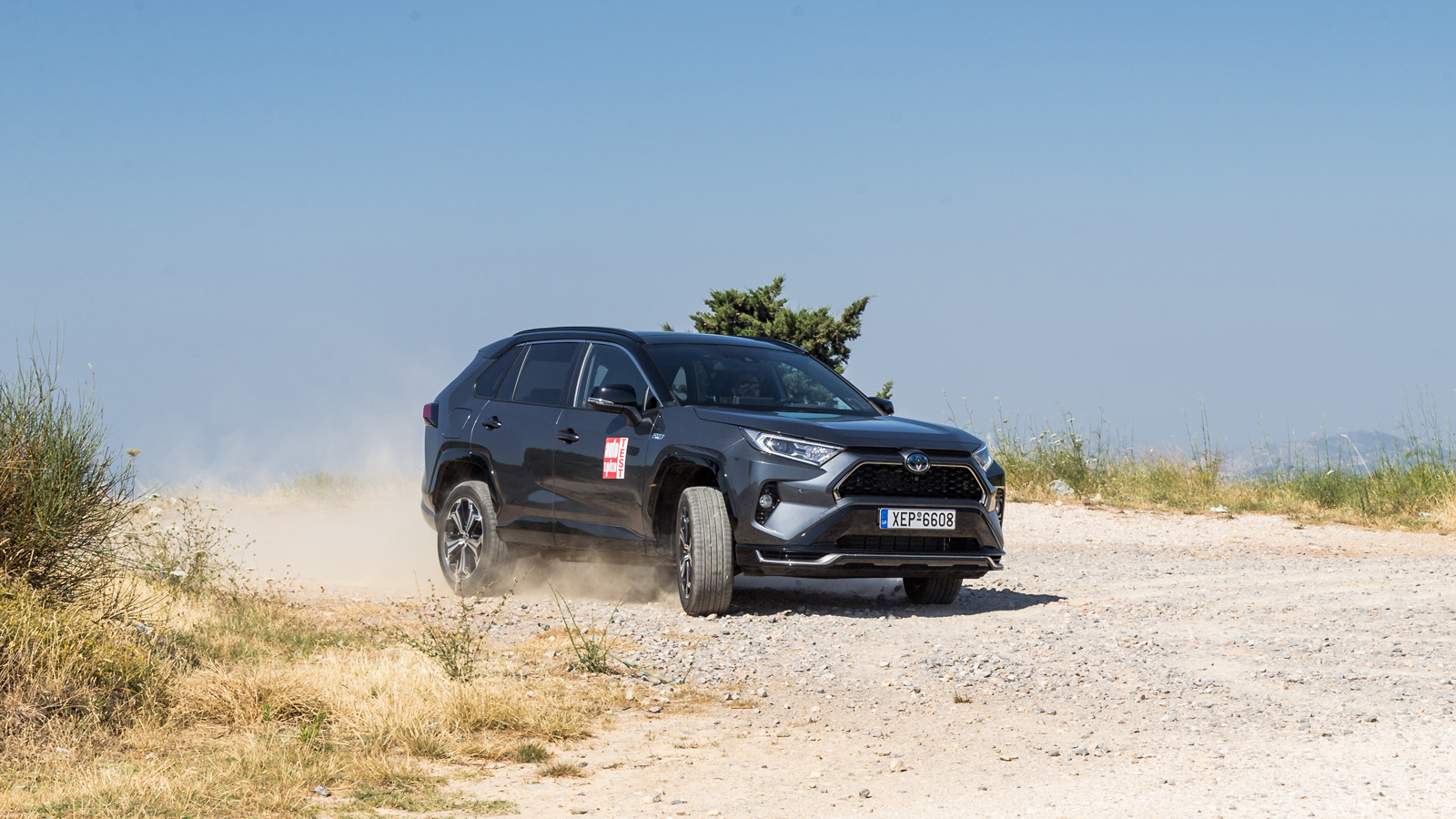 Αν και κατά 10 χλστ. χαμηλότερο (180 χλστ.) το RAV4 PHEV είναι ένα γνήσιο off-road SUV στο οποίο η λειτουργία Trail σε μια δύσκολη εκτός δρόμου διαδρο