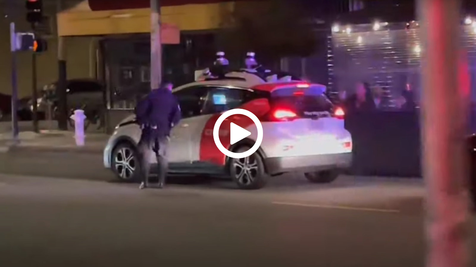 Αυτόνομο όχημα ξεφεύγει από μπλόκο αστυνομικών!
