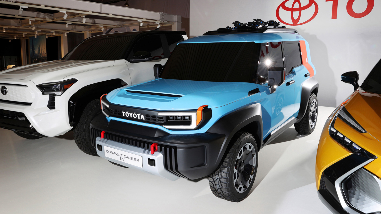 Το Compact Cruiser θυμίζει έντονα το FJ Cruiser, τόσο στο μέγεθος όσο και στη σχεδίαση, ενώ παντρεύει το off-road στοιχείο με τα οφέλη της ηλεκτροκίνη