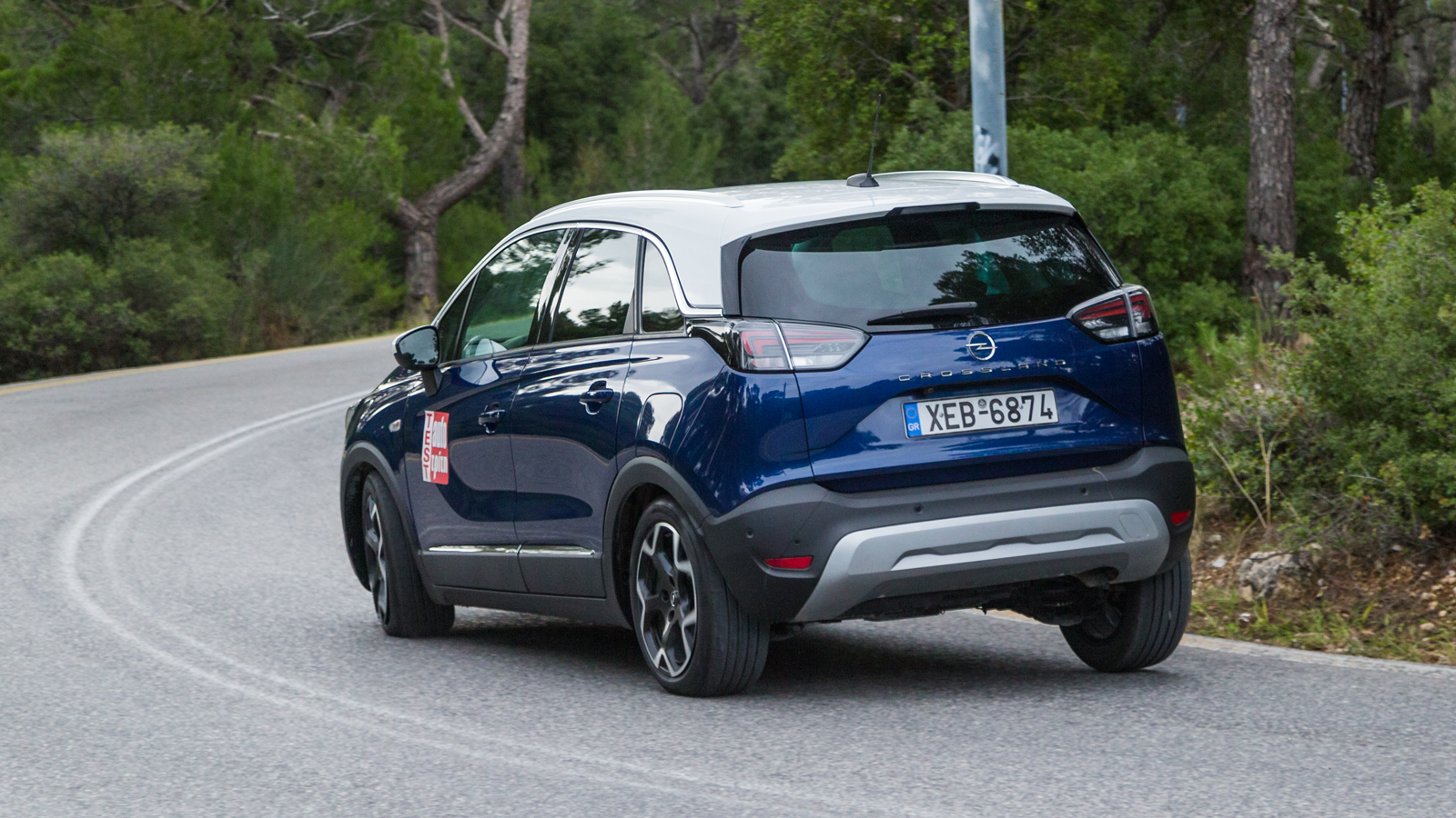 Το πιο σφιχτό τιμόνι του Opel Crossland συνδυάζεται με καλύτερη πληροφόρηση, ενώ από την άλλη πλευρά υπάρχουν μειωμένες κλίσεις στις γρήγορες στροφές 