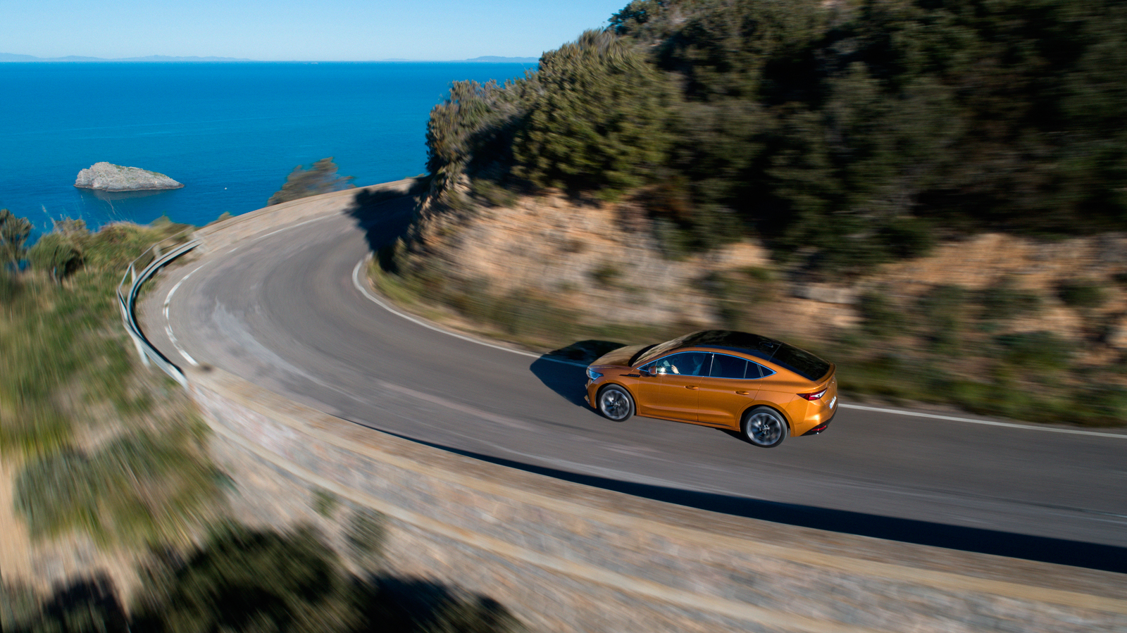 Το Enyaq Coupe προσφέρει μια τρομερά ήσυχη και ποιοτική κύλιση. Η καμπίνα είναι πλήρως απομονωμένη από τους εξωτερικούς παράγοντας και η ανάρτηση απορ